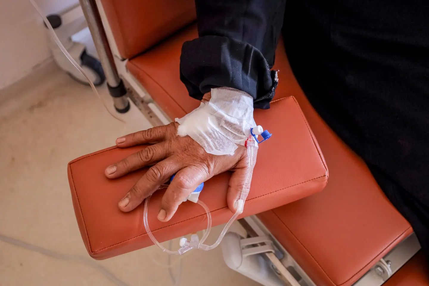 Hastane ortamında damar yoluyla tedavi uygulanan hasta