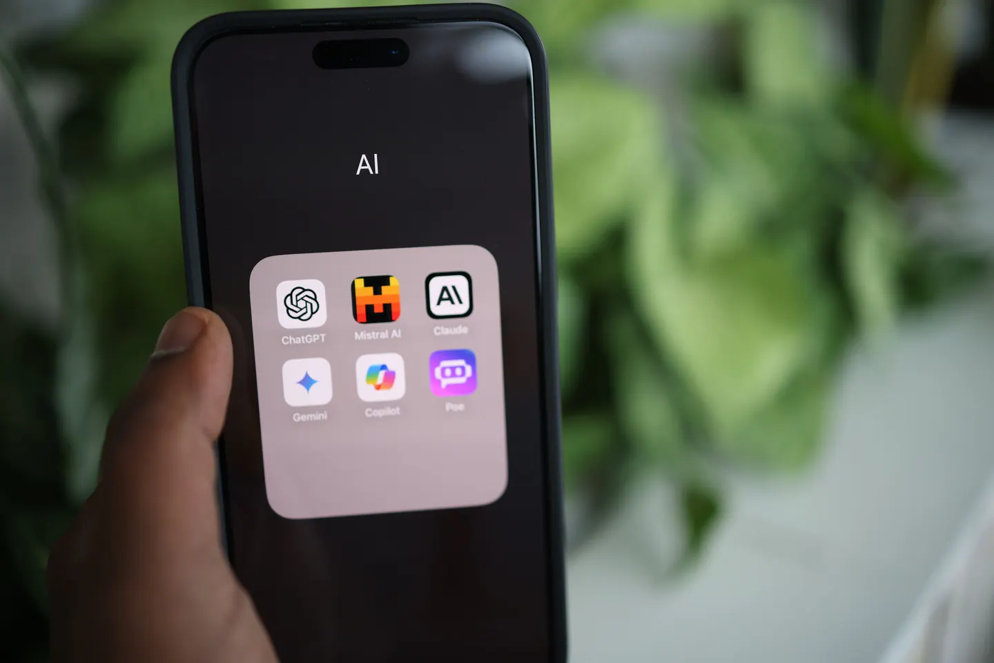 Akıllı telefon ekranında ChatGPT, Gemini ve diğer yapay zekâ uygulamaları
